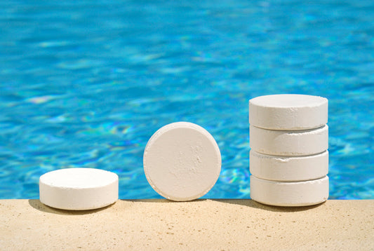 Liquid Chlorine vs Chlorine Tabs - Which is Right for Your Pool?